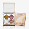 Die Glorious Lights Glitter Palette ist geöffnet und präsentiert ihre vier schimmernden Lidschatten neben der Verpackungsbox.