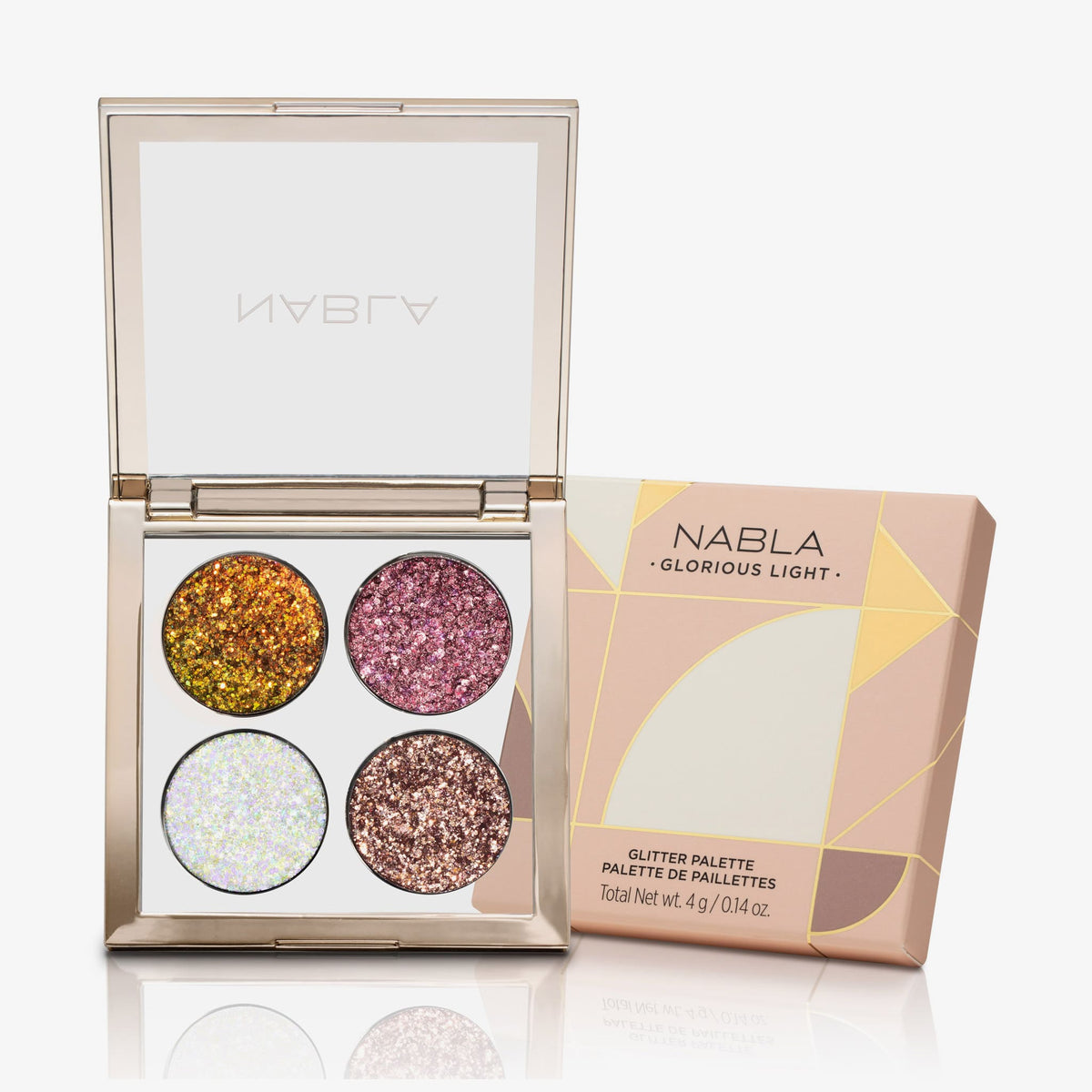 Die Glorious Lights Glitter Palette ist geöffnet und präsentiert ihre vier schimmernden Lidschatten neben der Verpackungsbox.