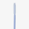 Eine Nahaufnahme des hellblauen Silikonstabs mit feinen, flexiblen Borsten des Lift & Fix Brow Gel vor einem weißen Hintergrund.