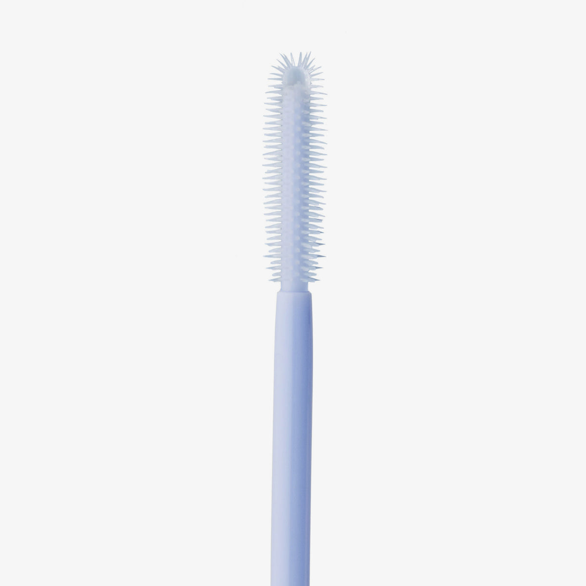 Eine Nahaufnahme des hellblauen Silikonstabs mit feinen, flexiblen Borsten des Lift & Fix Brow Gel vor einem weißen Hintergrund.