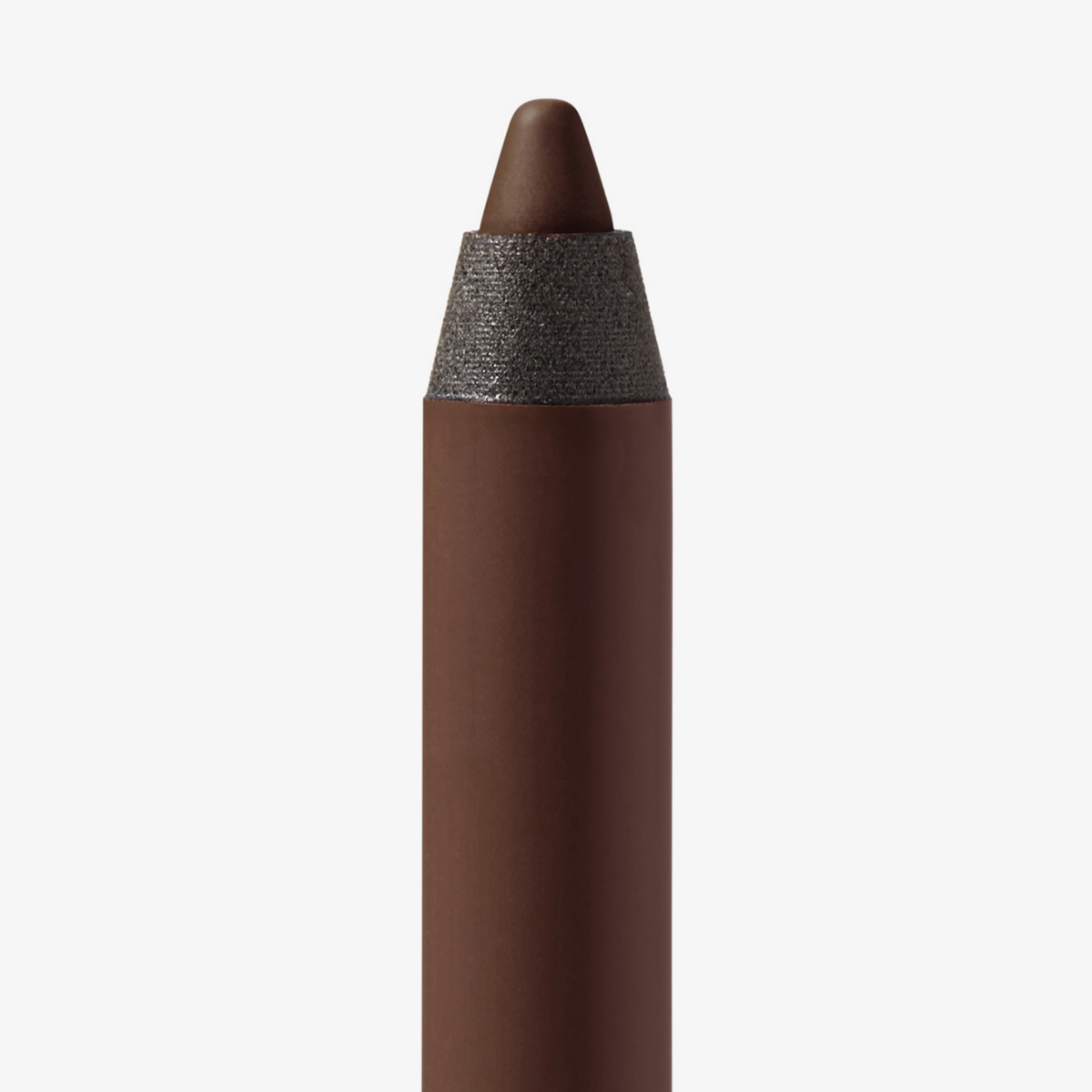 Nahaufnahme der Spitze des Close-Up Lip Shaper Lippenkonturenstifts in der Farbe Nude #6, ein sattes Braun mit rosigem Einschlag, vor weißem Hintergrund.