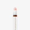 Nahaufnahme der weiß-goldenen Tube Re-Generation Concealer in der Farbe Almond mit rosafarbener Schwammspitze – für mittlere Haut mit olivfarbenem Unterton.