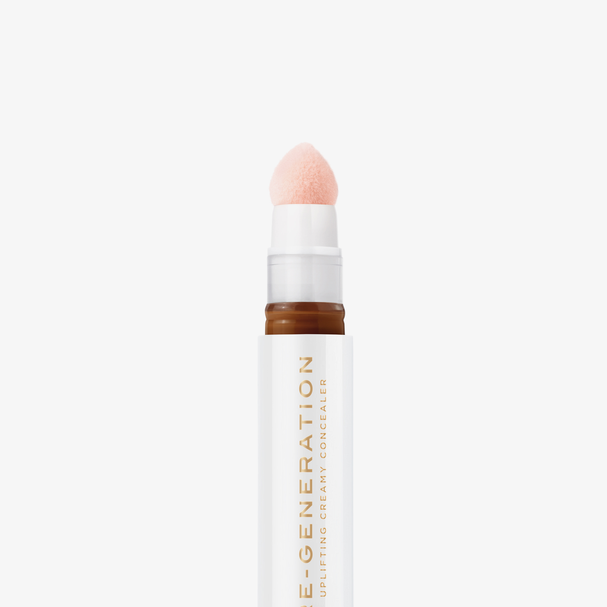 Nahaufnahme der weiß-goldenen Tube Re-Generation Concealer in der Farbe Almond mit rosafarbener Schwammspitze – für mittlere Haut mit olivfarbenem Unterton.