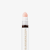 Nahaufnahme der weiß-goldenen Tube Re-Generation Concealer in der Farbe Cocoa mit rosafarbener Schwammspitze – für dunkle Haut mit neutralem Unterton.
