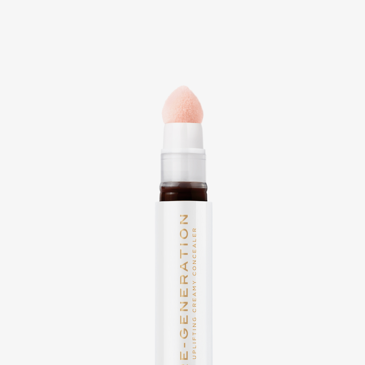 Nahaufnahme der weiß-goldenen Tube Re-Generation Concealer in der Farbe Cocoa mit rosafarbener Schwammspitze – für dunkle Haut mit neutralem Unterton.