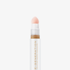 Nahaufnahme der weiß-goldenen Tube Re-Generation Concealer in der Farbe Golden Beige mit rosafarbener Schwammspitze – für mittlere Haut mit goldenem Unterton.