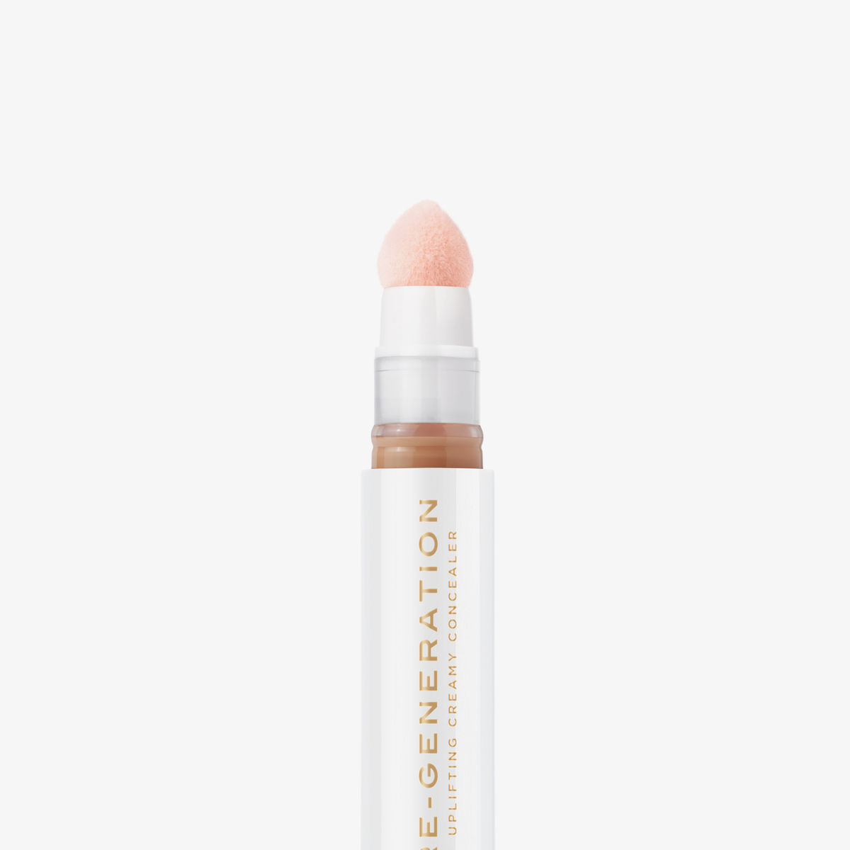 Nahaufnahme der weiß-goldenen Tube Re-Generation Concealer in der Farbe Medium Peach mit rosafarbener Schwammspitze – perfekt zur Korrektur bei mittleren Hauttönen.