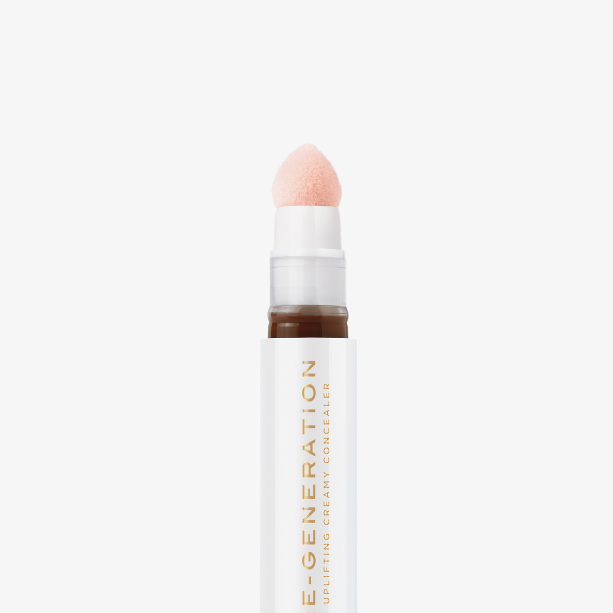 Nahaufnahme der weiß-goldenen Tube Re-Generation Concealer in der Farbe Mocha mit rosafarbener Schwammspitze – für tiefe Hauttöne mit warmem Unterton.