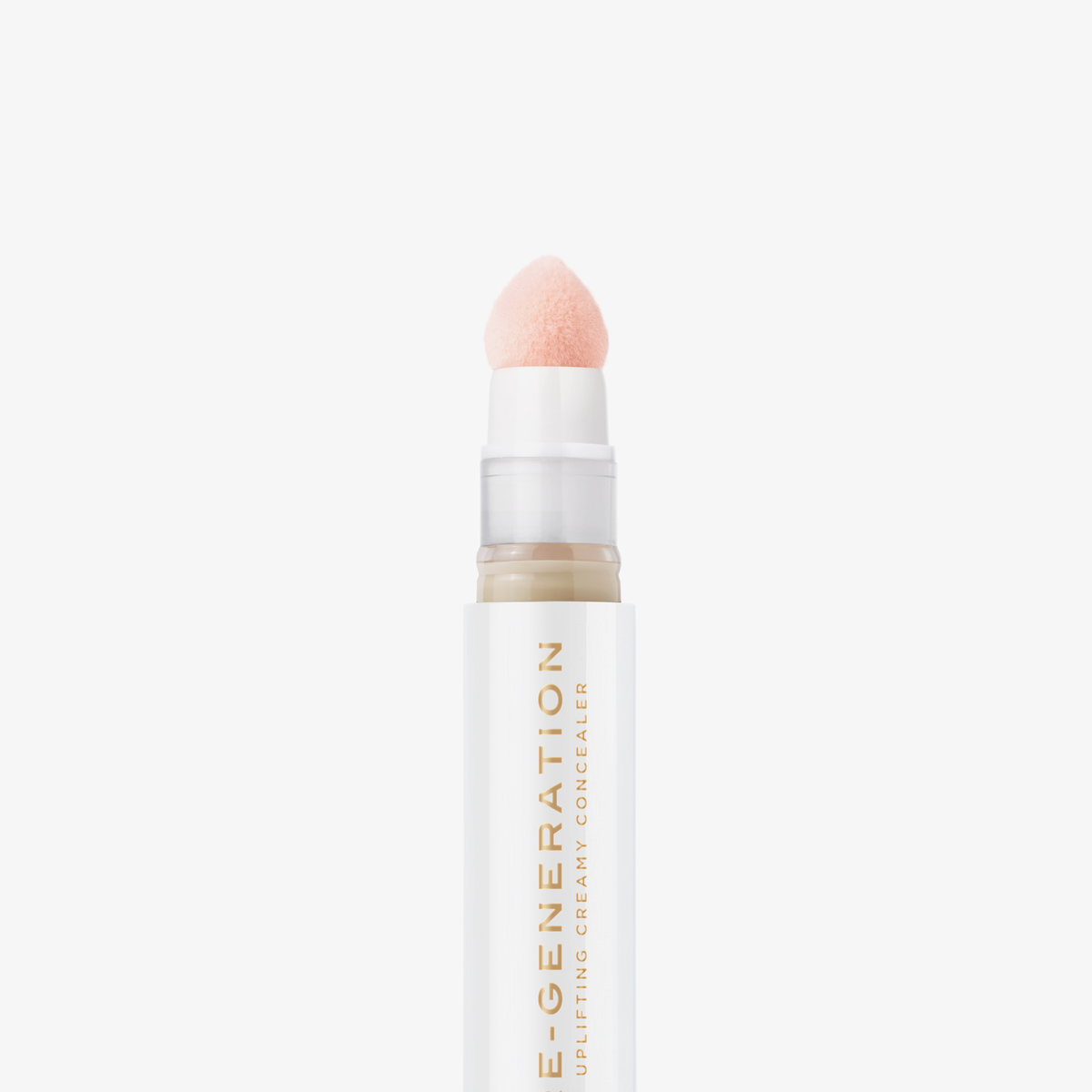 Nahaufnahme der weiß-goldenen Tube Re-Generation Concealer in der Farbe Porcelain mit rosafarbener Schwammspitze – ideal für sehr helle Haut mit neutralem Unterton.