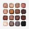 Die Side By Side Nude Palette enthält sechzehn Lidschattenquadrate in verschiedenen neutralen und metallischen Farbtönen, die in einem 4x4-Raster angeordnet sind.