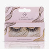 NICLAY HD Soft Lashes in einer rosafarbenen Box mit abstrakten Linien in Gold und Schwarz, wobei die Malea Wimpern durch ein Fenster sichtbar sind.