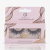NICLAY HD Soft Lashes in einer rosafarbenen Box mit abstrakten Linien in Gold und Schwarz, wobei die Minou Wimpern durch ein Fenster sichtbar sind.