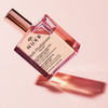 Eine Flasche Trockenöl NUXE Huile Prodigieuse® Florale in Pink wirft einen Schatten auf eine passende pinkfarbene Oberfläche.