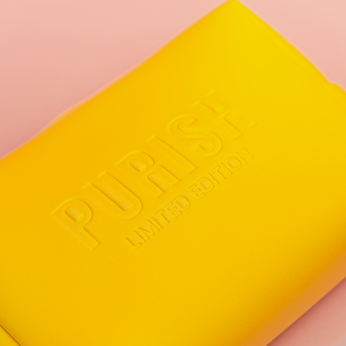 Nahaufnahme der Prägung „PURISH LIMITED EDITION“ auf rosa Hintergrund.