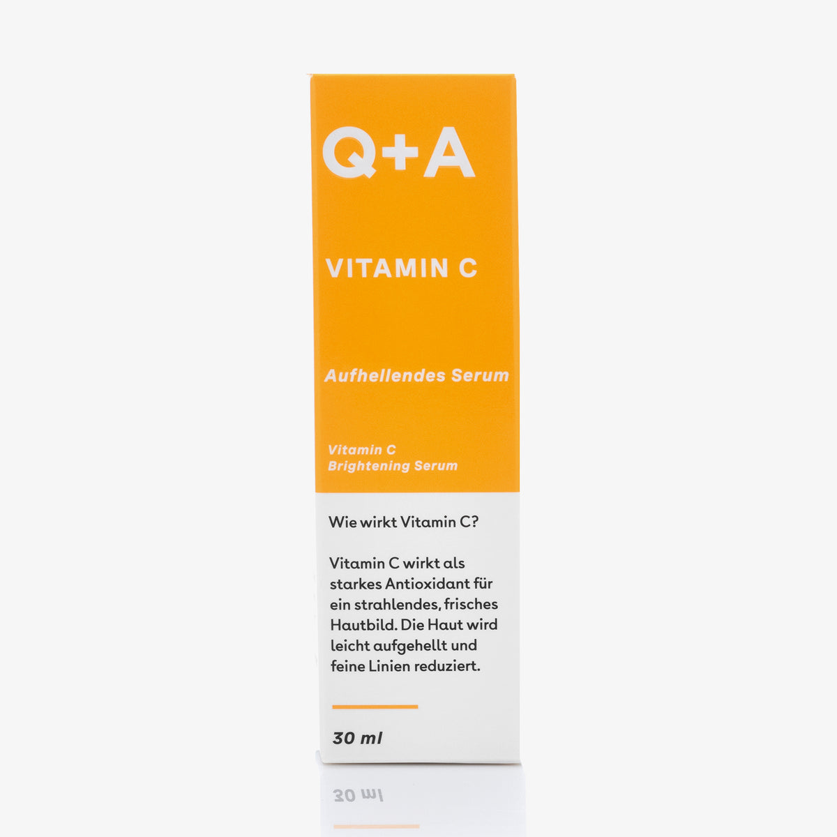 Die gelb-weiße Box des Vitamin C Brightening Serum steht aufrecht vor einem weißen Hintergrund.