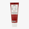 Eine rote Tube Q+A Hyaluronic Acid Hydrating Cleanser mit Text auf der Rückseite zu den Inhaltsstoffen und der feuchtigkeitsspendenden Wirkung.