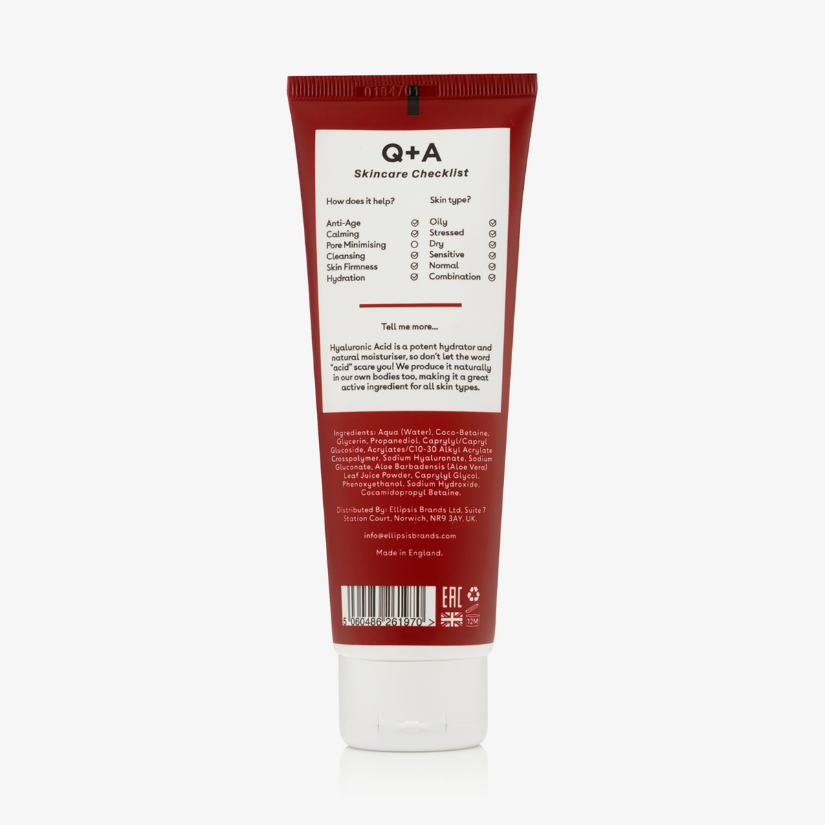 Eine rote Tube Q+A Hyaluronic Acid Hydrating Cleanser mit Text auf der Rückseite zu den Inhaltsstoffen und der feuchtigkeitsspendenden Wirkung.