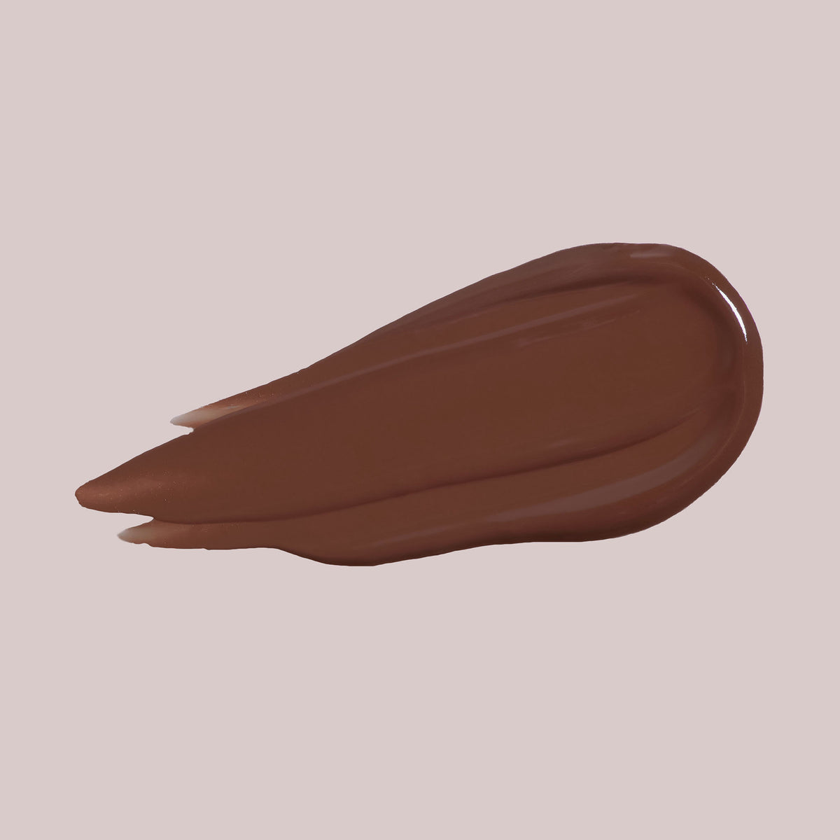 Ein glatter, brauner Fleck Wide Awake Full Coverage Concealer auf hellbeigem Hintergrund.