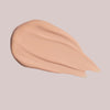 Ein Klecks Wide Awake Full Coverage Concealer Frappuccino in Hellbeige auf einem blassen Hintergrund.