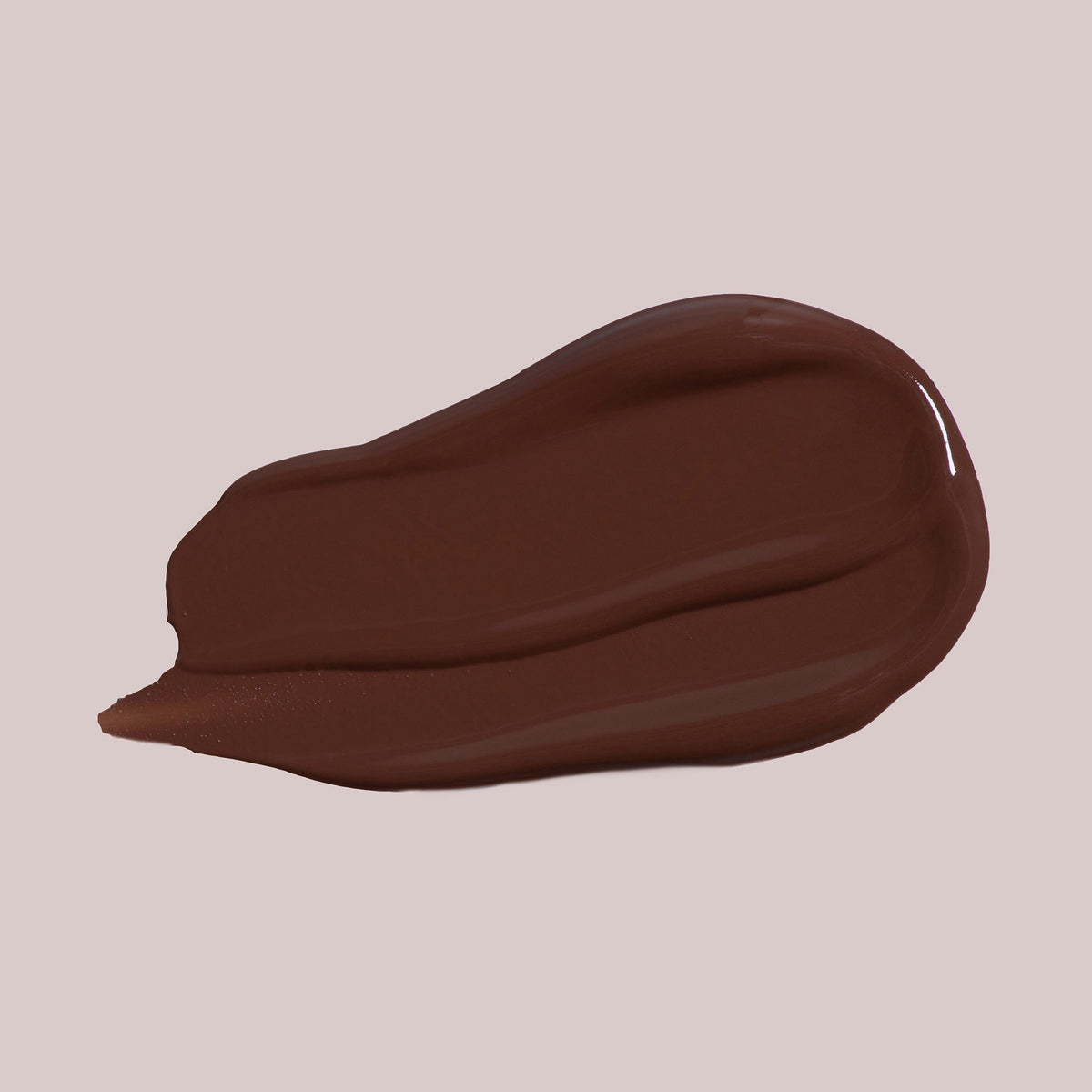 Ein Klecks Wide Awake Full Coverage Concealer Espresso Coffee in Dunkelbraun auf einem blassen Hintergrund.