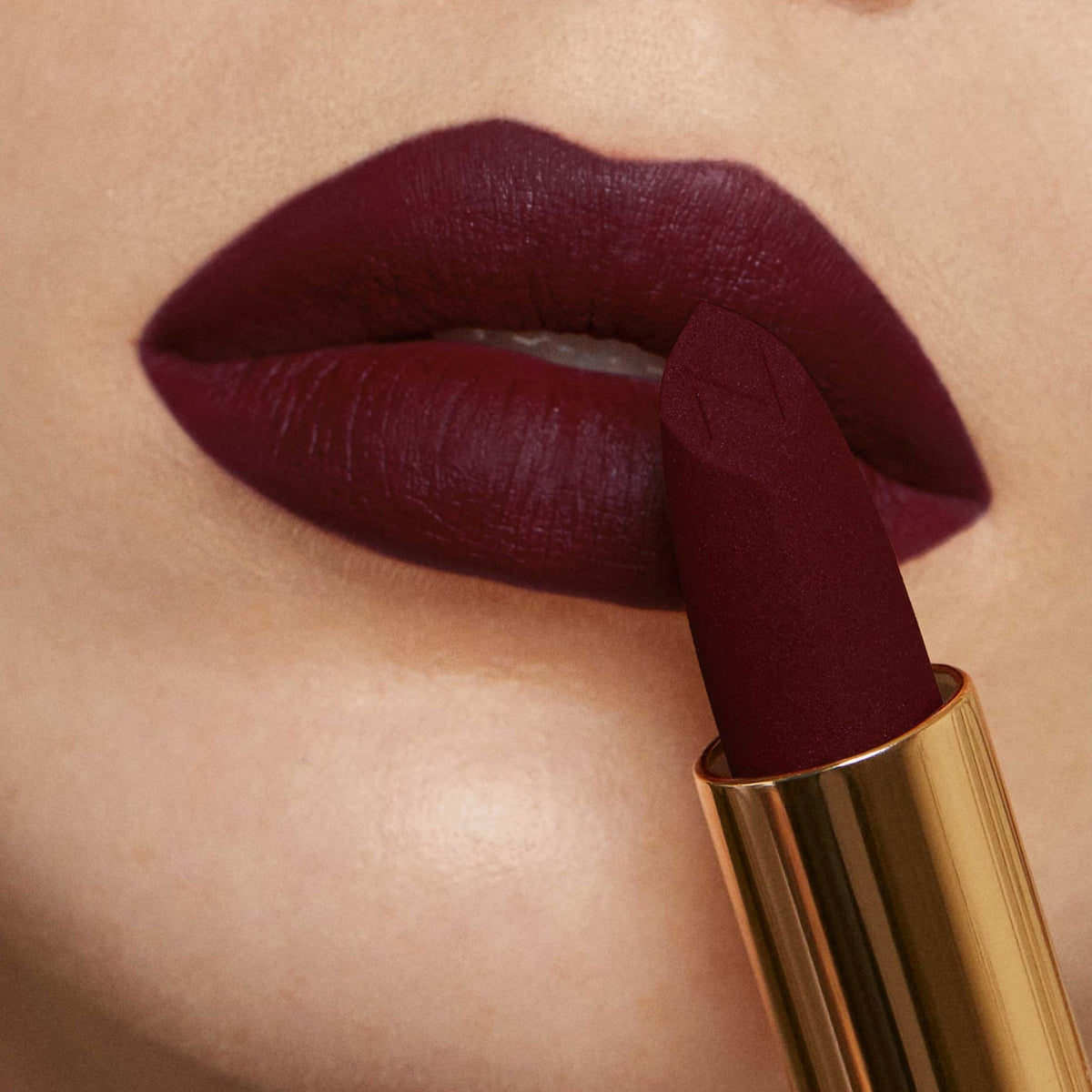 Der Matte Pleasure Lipstick in der Farbe Berry Call auf den Lippen aufgetragen – Nahaufnahme mit samtig-mattem Finish.