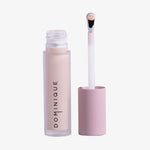 Auf weißem Hintergrund ist eine geöffnete Tube Wide Awake Full Coverage Concealer Vanilla Cream mit rosa Kappe und Applikatorstab abgebildet.