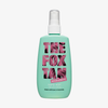 Eine türkisfarbene Sprühflasche mit der Aufschrift „Rapid Tanning Mist“ mit rosa Text und weißem Deckel.