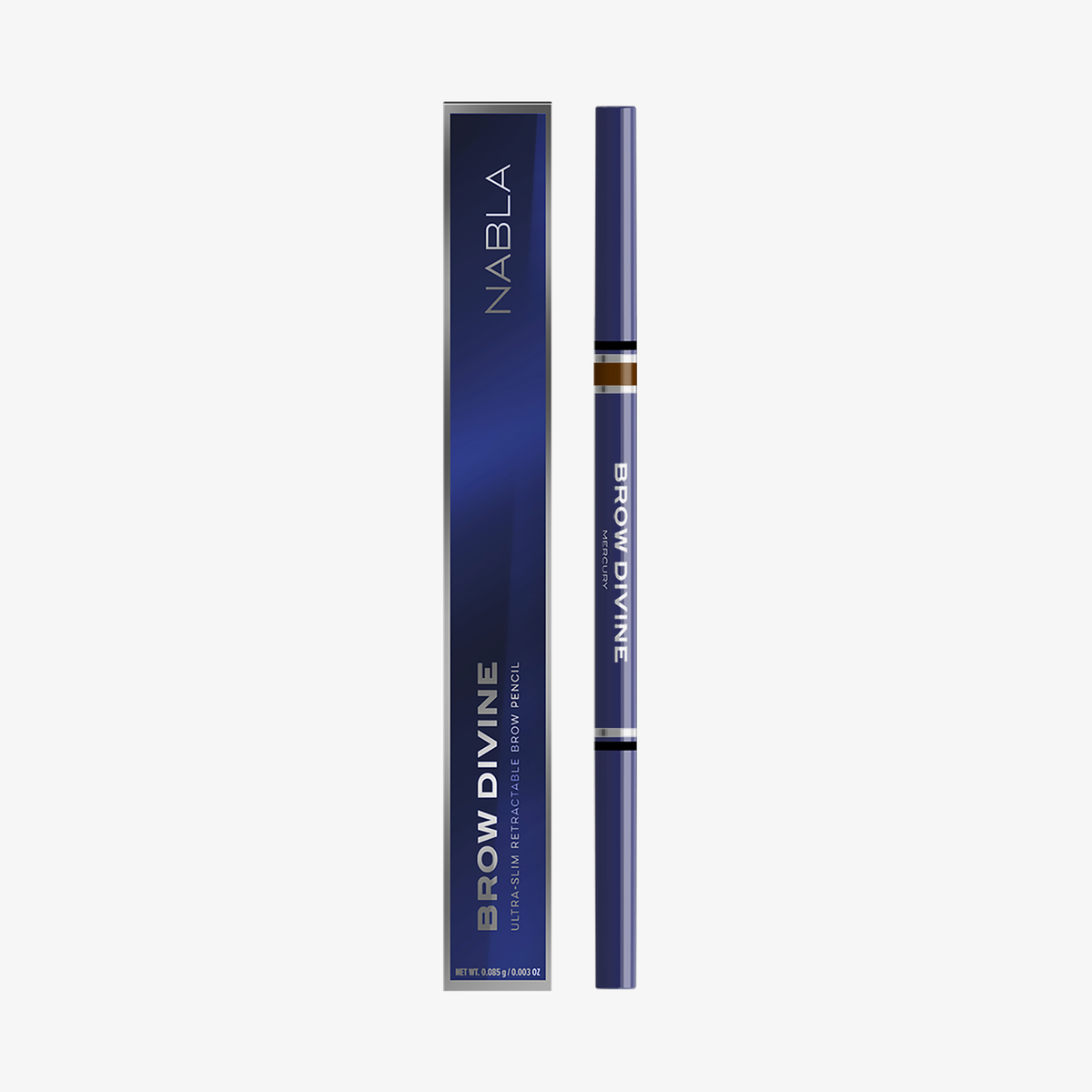 Auf weißem Hintergrund sind ein NABLA Brow Divine Augenbrauenstift und die dazu passende blaue Box abgebildet.
