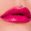 Nahaufnahme von glänzenden, fuchsiafarbenen Lippen mit dem Fantastick Lipstick POP von LH Cosmetics.