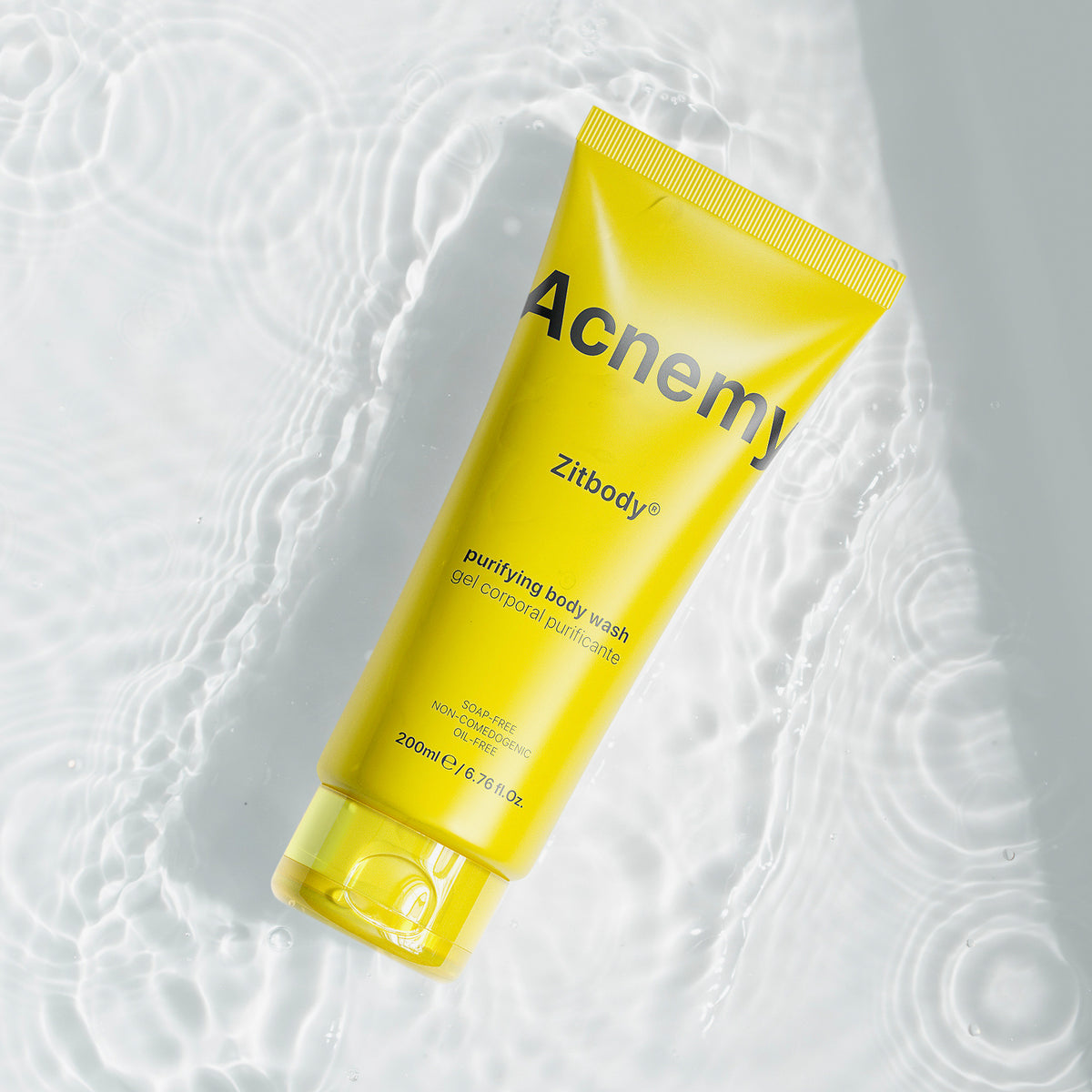 Eine gelbe Tube Zitbody schwimmt in einem weißen Becken mit Wasser 