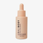 Pfirsichfarbene Tropfflasche mit der Aufschrift „Face Tan Serum“ vor weißem Hintergrund