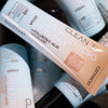 Mehrere Tuben Clean ID 24H Hyper Hydro Skin Tint unsortiert übereinander gestapelt.