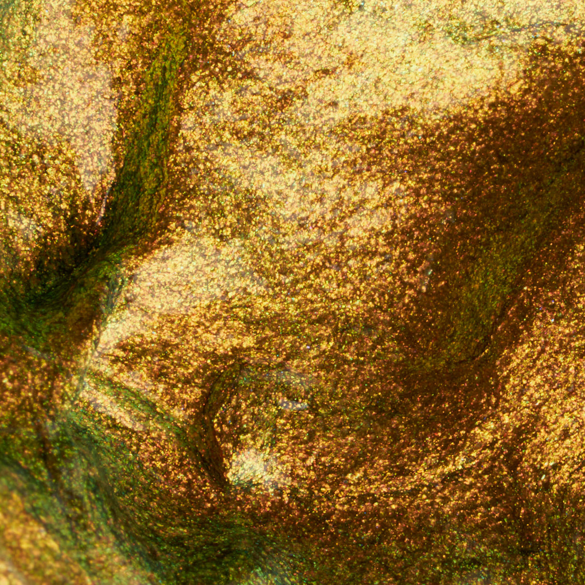 Nahaufnahme der Textur der Twin Flames Obsession in schimmerndem metallischem Gold und Grün.