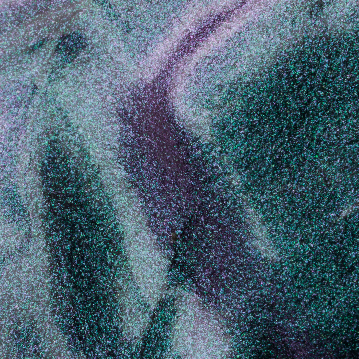 Nahaufnahme der Textur der Twin Flames True Luv in schimmerndem metallischem Lila und Blau.