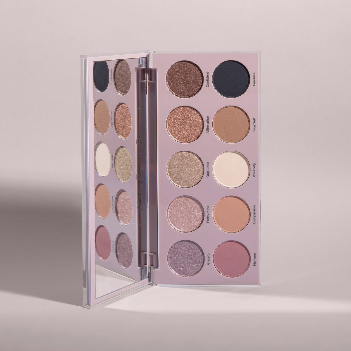 Die Essential Palette, eine offene Lidschattenpalette mit 12 matten und schimmernden Farbtönen, wird mit einem Spiegel präsentiert.