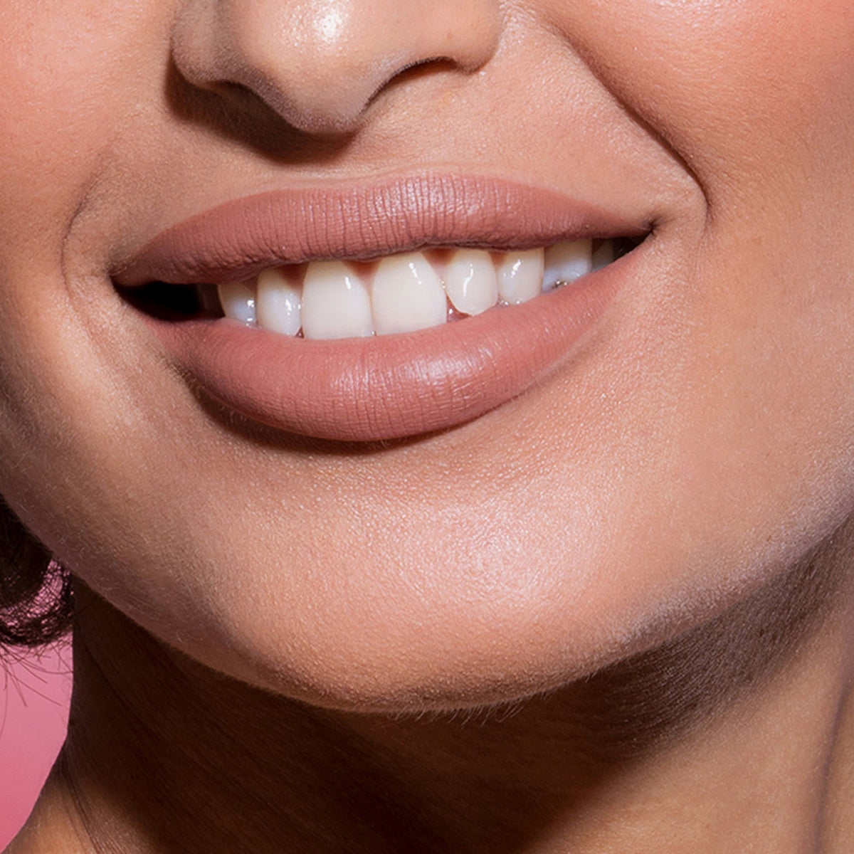 Nahaufnahme der Lippen einer Frau, die den Crayon Lipliner Rosa Nougat von LH Cosmetics trägt.