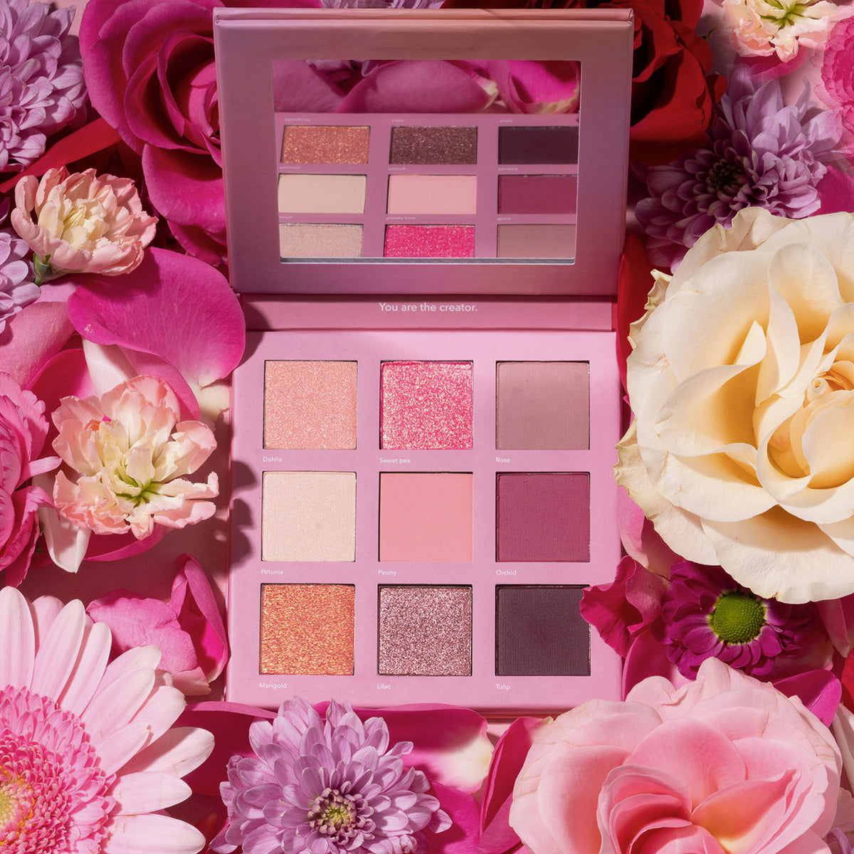 Die Blomma-Palette von LH Cosmetics in Pink ist von rosa, violetten und cremefarbenen Blumen umgeben.