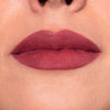 Nahaufnahme der Lippen einer Frau mit hellem Teint, die den Crayon Lipliner Nugget von LH Cosmetics trägt.