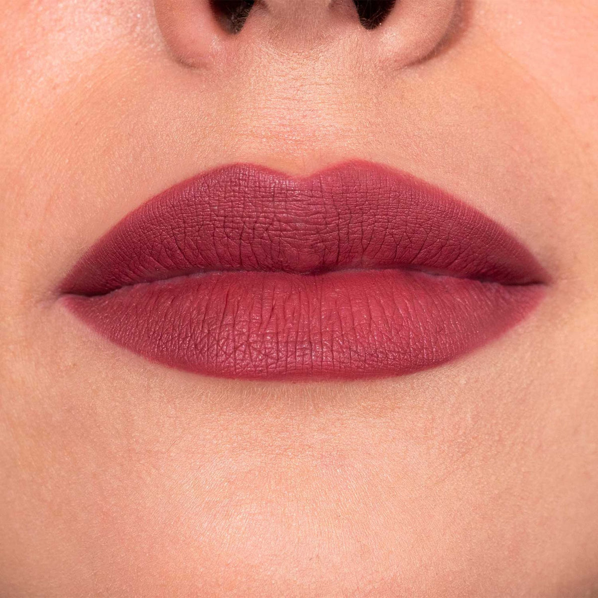 Nahaufnahme der Lippen einer Frau mit hellem Teint, die den Crayon Lipliner Nugget von LH Cosmetics trägt.
