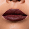Nahaufnahme der Lippen einer Frau mit hellem Teint, die den Crayon Lipliner Siren von LH Cosmetics trägt.