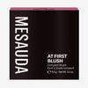 Die schwarze Schachtel des Mesauda Beauty At First Blush Rouges aufrecht vor einem weißen Hintergrund.