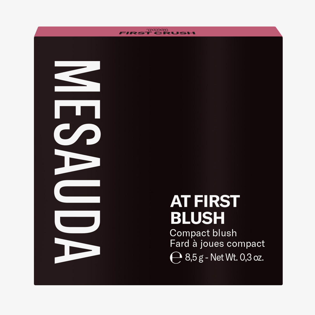 Die schwarze Schachtel des Mesauda Beauty At First Blush Rouges aufrecht vor einem weißen Hintergrund.