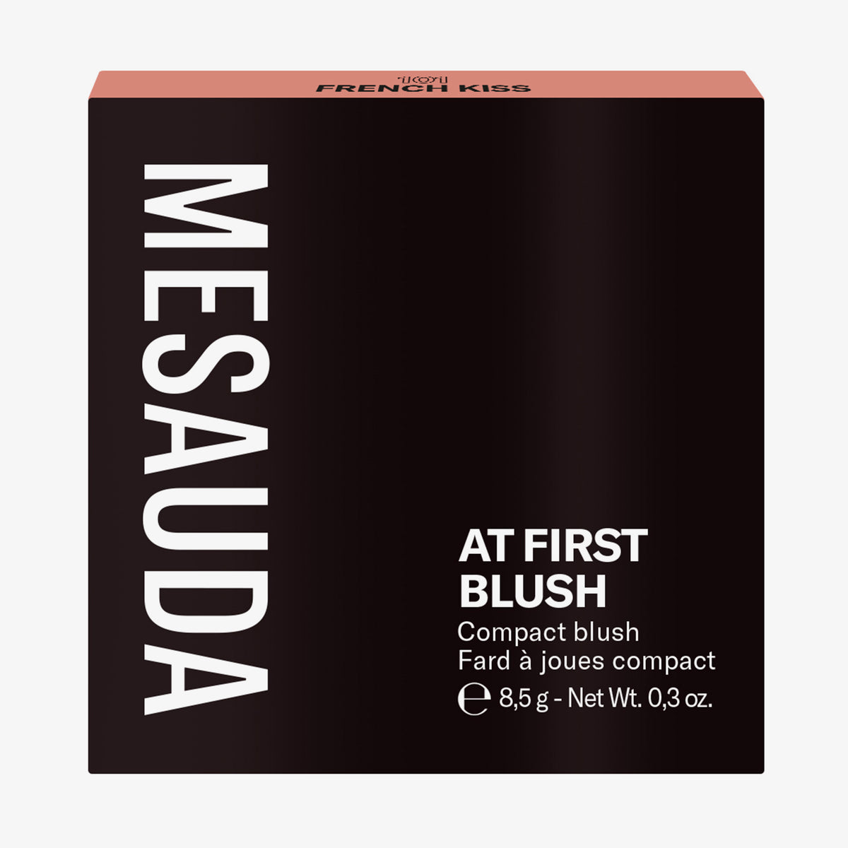 Die schwarze Schachtel des Mesauda Beauty At First Blush Rouges aufrecht vor einem weißen Hintergrund.