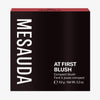 Die schwarze Schachtel des Mesauda Beauty At First Blush Rouges aufrecht vor einem weißen Hintergrund.