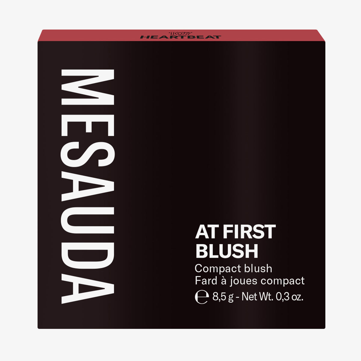 Die schwarze Schachtel des Mesauda Beauty At First Blush Rouges aufrecht vor einem weißen Hintergrund.