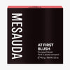 Die schwarze Schachtel des Mesauda Beauty At First Blush Rouges aufrecht vor einem weißen Hintergrund.