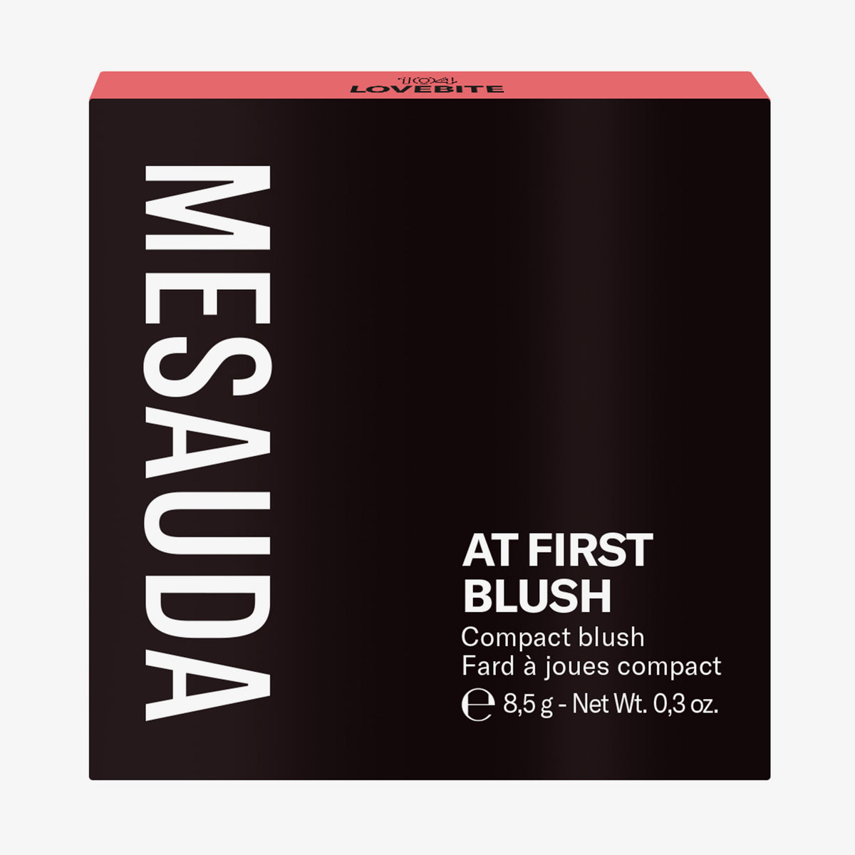 Die schwarze Schachtel des Mesauda Beauty At First Blush Rouges aufrecht vor einem weißen Hintergrund.