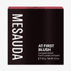 Die schwarze Schachtel des Mesauda Beauty At First Blush Rouges aufrecht vor einem weißen Hintergrund.