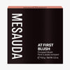 Die schwarze Schachtel des Mesauda Beauty At First Blush Rouges aufrecht vor einem weißen Hintergrund.