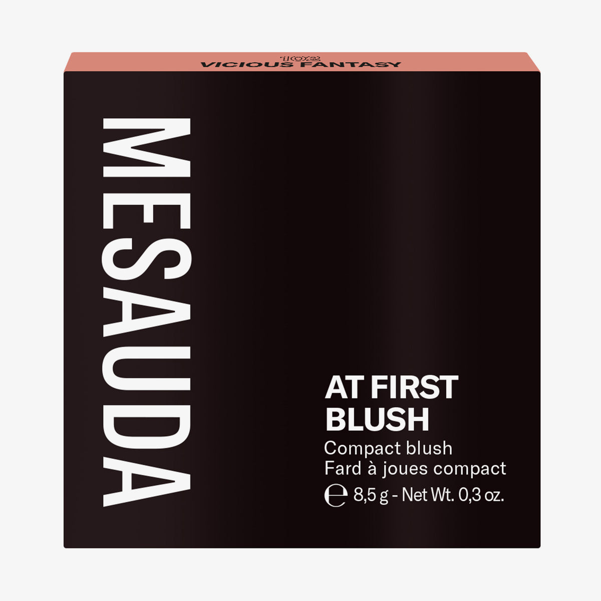 Die schwarze Schachtel des Mesauda Beauty At First Blush Rouges aufrecht vor einem weißen Hintergrund.